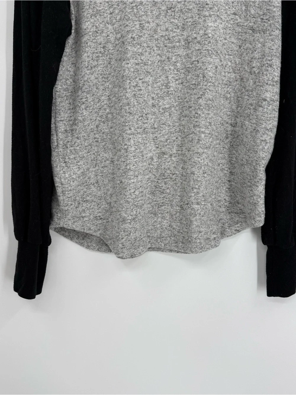 Evereve Gray/Black Long Sleeve Baseball Tee Top Raglan Plush Size S Sporty